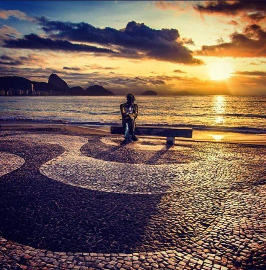 <a href="/ChiariniEduardo/">Eduardo Chiarini</a> <a href="/nicevelosoya/">NiceVeloso</a> <a href="/EdnaMor41571156/">Edna Moreira</a> @Rodrigootavi9 @Poeisa2 @20190Jojo @tonton_menezes @nagoelabaixo <a href="/Lulapalucha/">PALUCHA</a> @arlyneadm @flavinha_d_a @10Miroca16 @MariaAn77717456 @PombaLeticia @BruxaeSereia @LEANA65691792 A literatura ensina e faz
o mundo todo caber dentro
dos versos de um poema,
nas linhas de um romance
e nas entrelinhas que
deixam escapar suas
nuances
E mesmo que floresçam
versões em paráfrases
ou canções, a semente
sempre pertencerá
a quem a plantou,
pela primeira vez.

Leikela