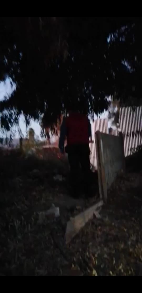 portaldemeli's tweet photo. 🛑😷🦠AHORA: Vecinos #AltosdelParque, #Melipilla, denuncian a colectiveros q, junto con orinar donde existe un basural en un sitio erizado colindante, son agresivos con los residentes de la villa, x lo q llaman a más control de #seguridadpública @munimelipilla y @Carabdechile https://t.co/QhFJD9mkHq