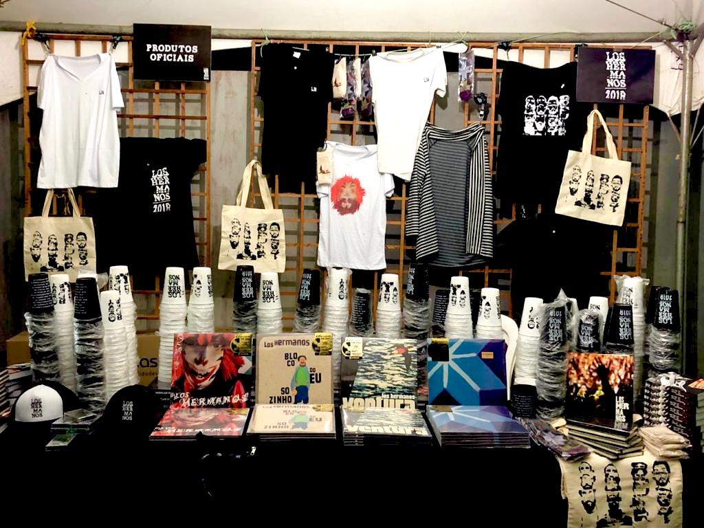 Os produtos oficiais dos Los Hermanos estão disponíveis online! A renda gerada na venda será revertida para ajuda aos profissionais do mercado de shows e eventos que, em tempos de Covid19, estão sem trabalho. losfasshop.lojavirtualnuvem.com.br
