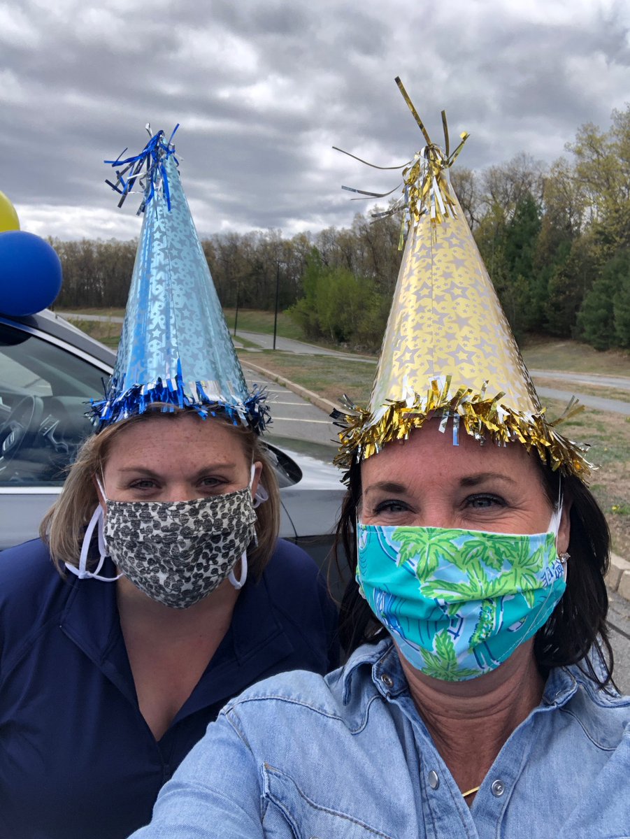 DebraRainha's tweet photo. Congrats class of 2020- it was great to see and celebrate with some of you today!
#AHSSeniorSurprise  @Andover_HS @AndoverPS https://t.co/n3DoKNxZRU
