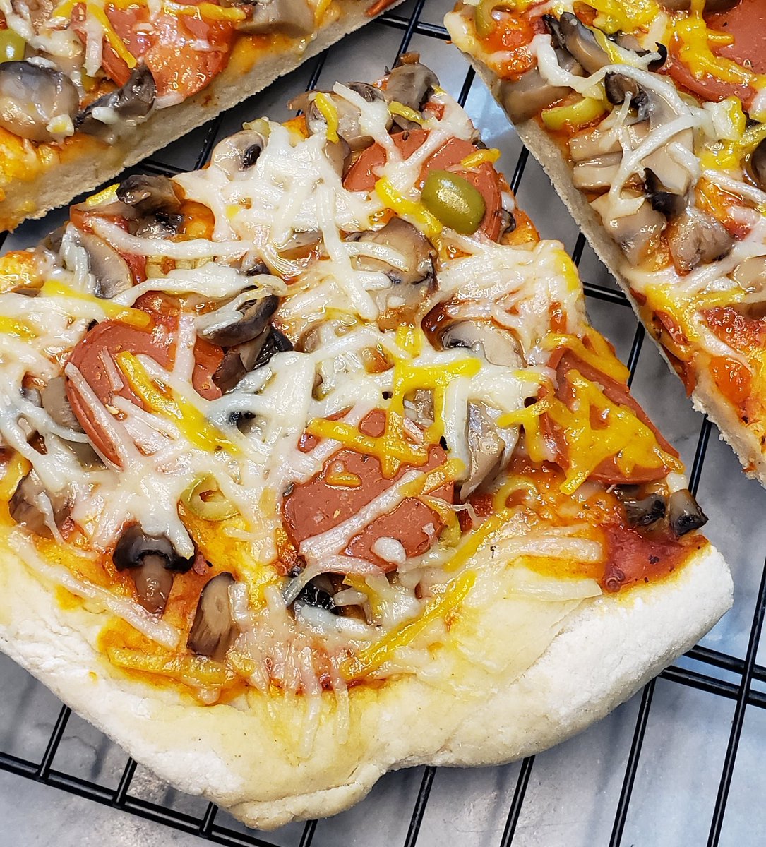 MeatFreeAthlete's tweet photo. Homemade pizza > takeout 😋
Am I wrong?!💁🏽‍♂️ #vegan https://t.co/vS5ZemVAO1