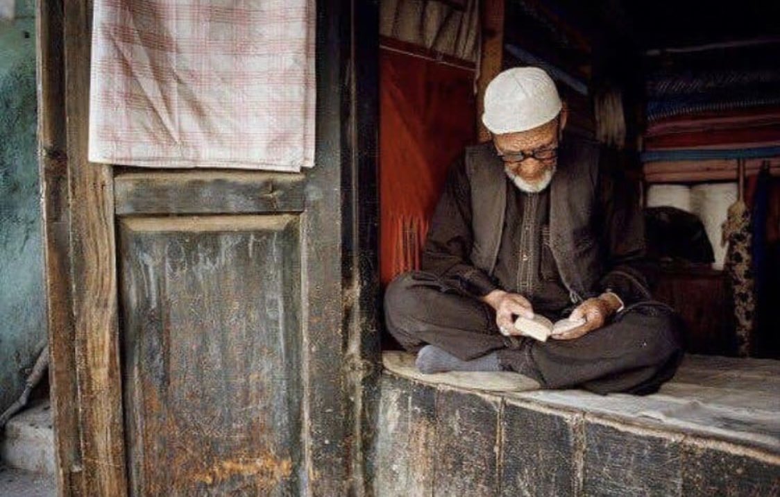 ek_hamdan's tweet photo. يا ربّ جئتُكَ والأحمالُ مُرهِقَةٌ
أمشي إليكَ من التقصيرِ في خَجَلِ

إنْ قدَّمَ النّاسُ طاعاتٍ لربِّهِمُ
قدَّمتُ لله ما ألقاهُ من وَجَلِ 💔

#إبراهيم_حمدان https://t.co/xQU41ZWOmg
