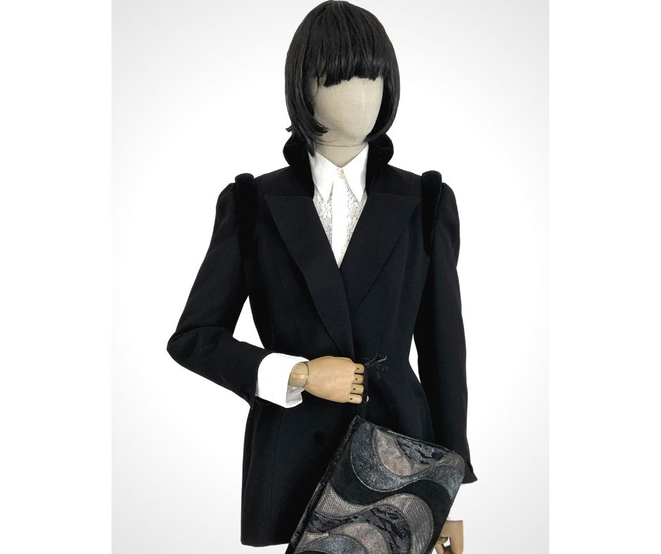 PippoBr's tweet photo. Sobriety and elegance! Let's discover this vintage outfit
🧥https://t.co/CRNZ1He6IJ 
👜 https://t.co/MvXDP23Wrg
#vintageoutfit #vintageshop #vintagejacket #vintagestyle #vintage #vintageclothing #90s #style #jacket #outfit #vintagelove #usedstuff #outfitoftheday #vintagefashion https://t.co/yT9TgQ2m78