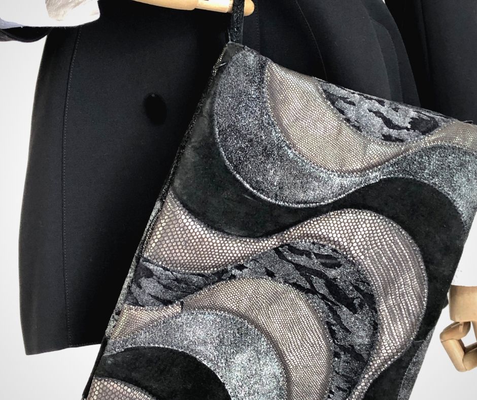 PippoBr's tweet photo. Sobriety and elegance! Let's discover this vintage outfit
🧥https://t.co/CRNZ1He6IJ 
👜 https://t.co/MvXDP23Wrg
#vintageoutfit #vintageshop #vintagejacket #vintagestyle #vintage #vintageclothing #90s #style #jacket #outfit #vintagelove #usedstuff #outfitoftheday #vintagefashion https://t.co/yT9TgQ2m78