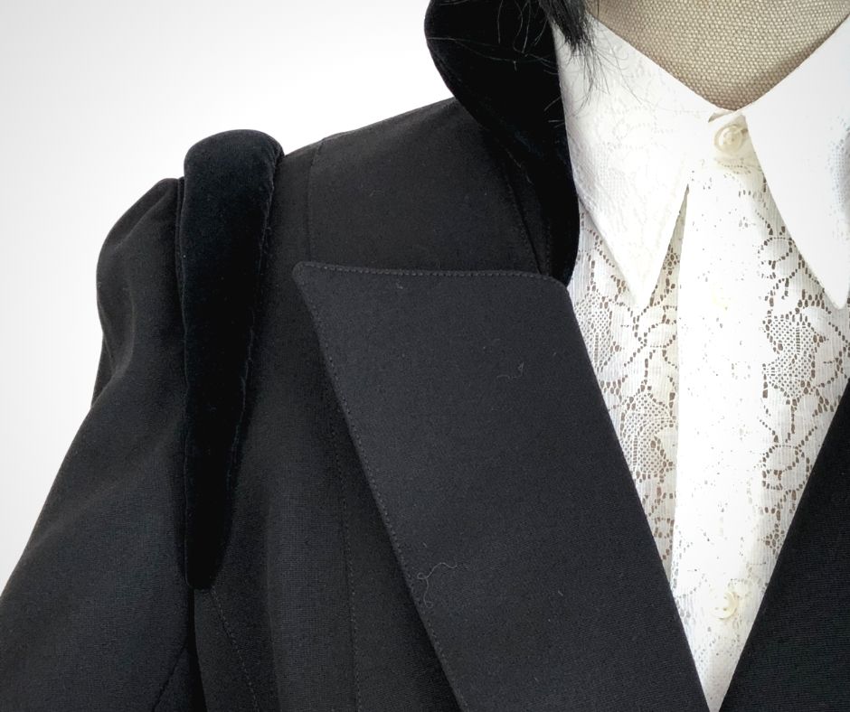 PippoBr's tweet photo. Sobriety and elegance! Let's discover this vintage outfit
🧥https://t.co/CRNZ1He6IJ 
👜 https://t.co/MvXDP23Wrg
#vintageoutfit #vintageshop #vintagejacket #vintagestyle #vintage #vintageclothing #90s #style #jacket #outfit #vintagelove #usedstuff #outfitoftheday #vintagefashion https://t.co/yT9TgQ2m78