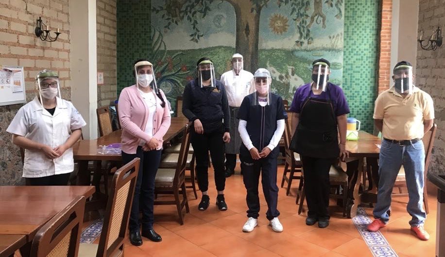 amancmexico's tweet photo. La @JAP_DF promueve una serie de medidas para cumplir con las recomendaciones frente al #COVIDー19, en protección de nuestros beneficiarios y equipo de trabajo. Hoy recibimos caretas para el personal operativo. ¡Gracias! #TodoVaaEstarBien
#JuntosSomosMásFuertesQueElCáncer https://t.co/UuPzD0OcBP