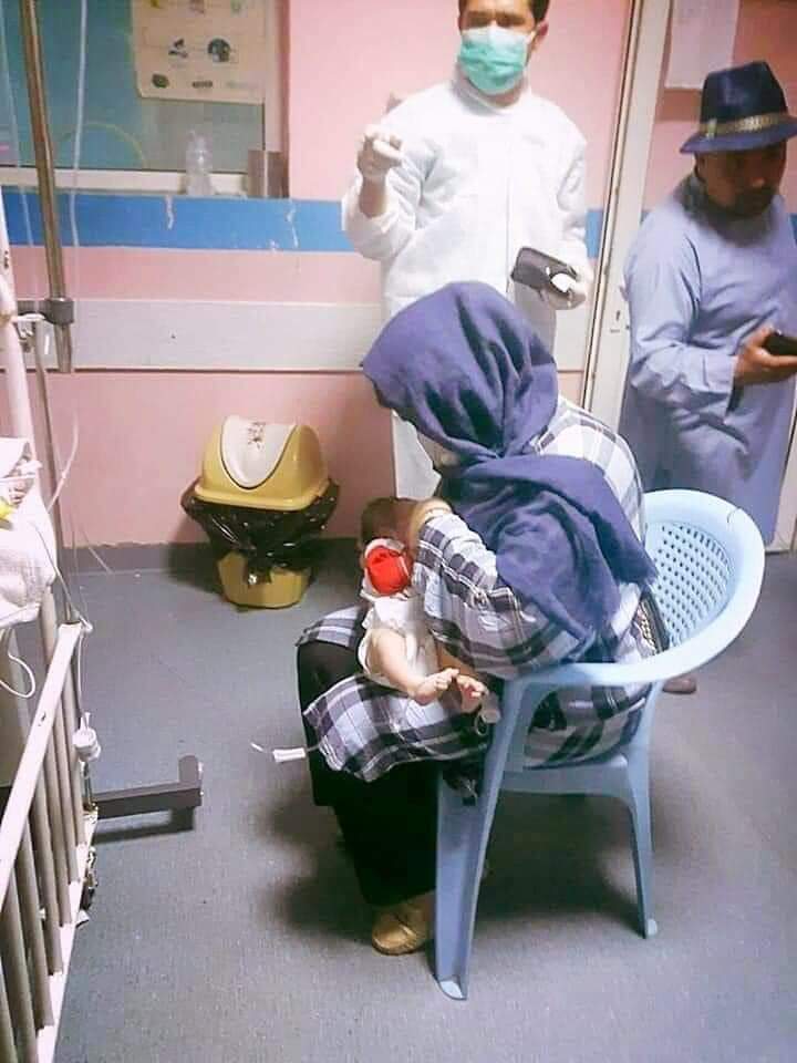 sanaullahsafi4's tweet photo. سور سلام ملالۍ💔 
when the terrorists attacked a maternity hospital in Kabul &amp; killed many Mothers, This lady Feroza Younas to the maternity center to feed those kids whose mothers were killed. This is how brave Afghan mothers &amp; sisters stand in hard moments. ❤️🇦🇫
#kabulattack https://t.co/255qas2bRM