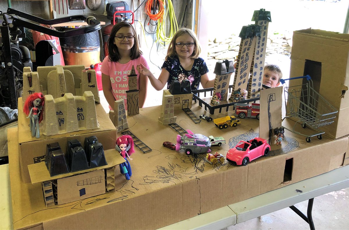 mrs_em_mather's tweet photo. Freedom Elementary students latest art project focused on recycling! They learned about 3D art and then created their own sculptures using recycled objects from home!  #fasdtogetherapart https://t.co/yRy1J79EIv