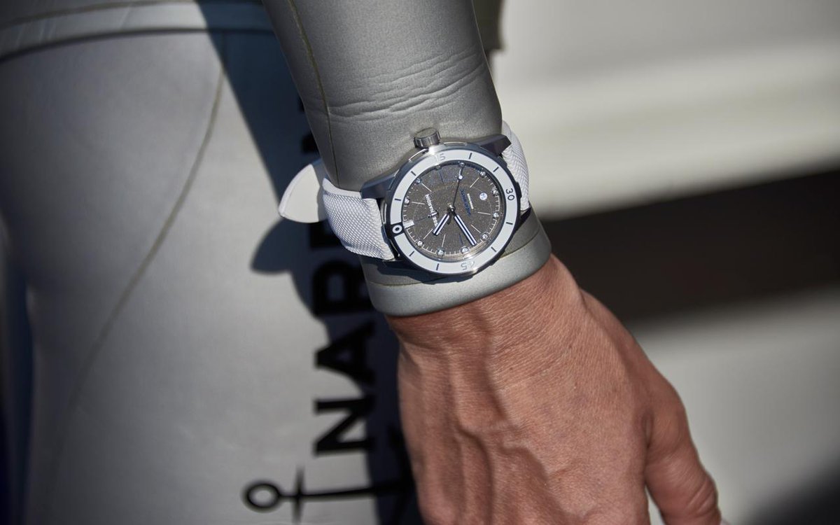 HorlogerMx's tweet photo. Ulysse Nardin realizó la presentación de 'Lady Diver', creado en tres colores: azul oscuro, negro intenso y nácar. ⌚

Aquí te contamos todos los detalles  👇🏻 
https://t.co/Xzc8xHQkGS https://t.co/RzUoKBl1wa