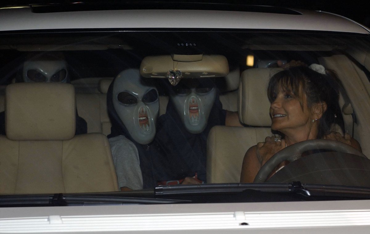 britmebaby's tweet photo. Britney &amp; Jamie Lynn Spears disguised in alien masks to throw milkshakes at the paparazzi with their friends (2004) https://t.co/fBAcH190SH