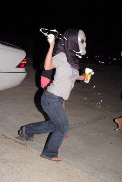 britmebaby's tweet photo. Britney &amp; Jamie Lynn Spears disguised in alien masks to throw milkshakes at the paparazzi with their friends (2004) https://t.co/fBAcH190SH