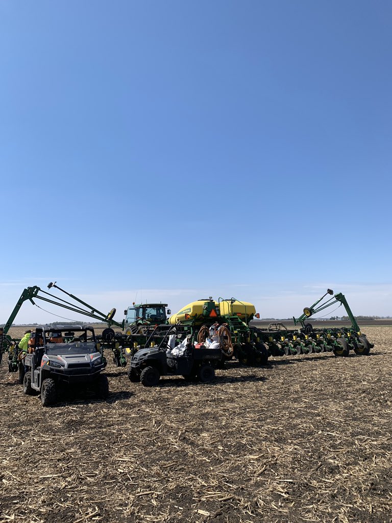 BraydnLingbeck's tweet photo. Two XtendFlex plots in today thanks to two of the best Technical Agronomist in the industry!! @RRXtend @BayerTraits @Berg1Jesse @HarmonWilts @ASDK_MN_West #XFsoy #Expectedsoon https://t.co/x1Ym59hltD