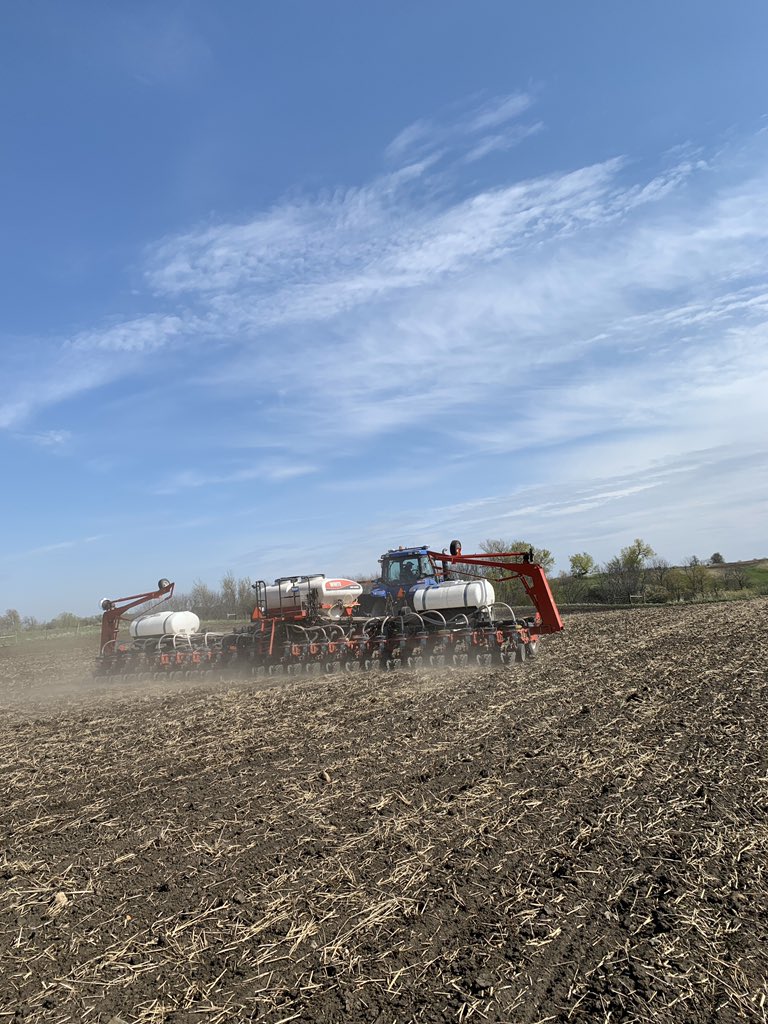 BraydnLingbeck's tweet photo. Two XtendFlex plots in today thanks to two of the best Technical Agronomist in the industry!! @RRXtend @BayerTraits @Berg1Jesse @HarmonWilts @ASDK_MN_West #XFsoy #Expectedsoon https://t.co/x1Ym59hltD