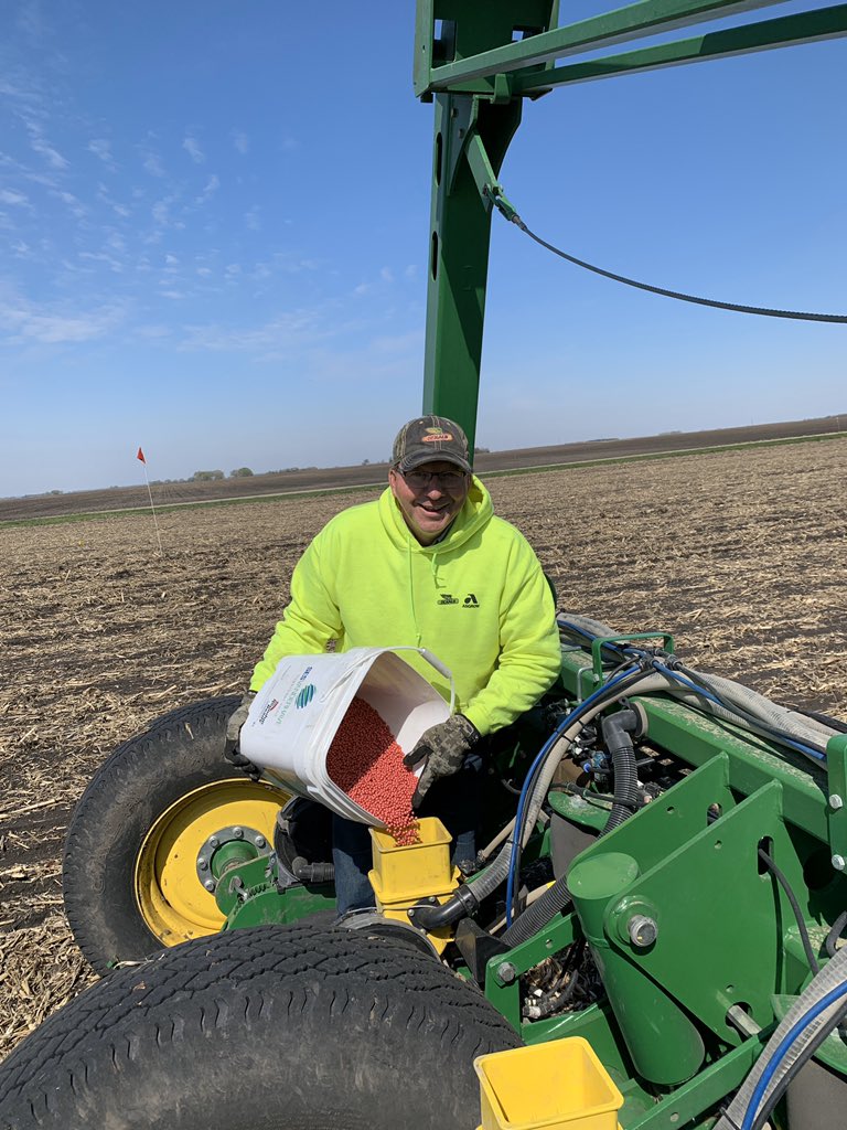 BraydnLingbeck's tweet photo. Two XtendFlex plots in today thanks to two of the best Technical Agronomist in the industry!! @RRXtend @BayerTraits @Berg1Jesse @HarmonWilts @ASDK_MN_West #XFsoy #Expectedsoon https://t.co/x1Ym59hltD