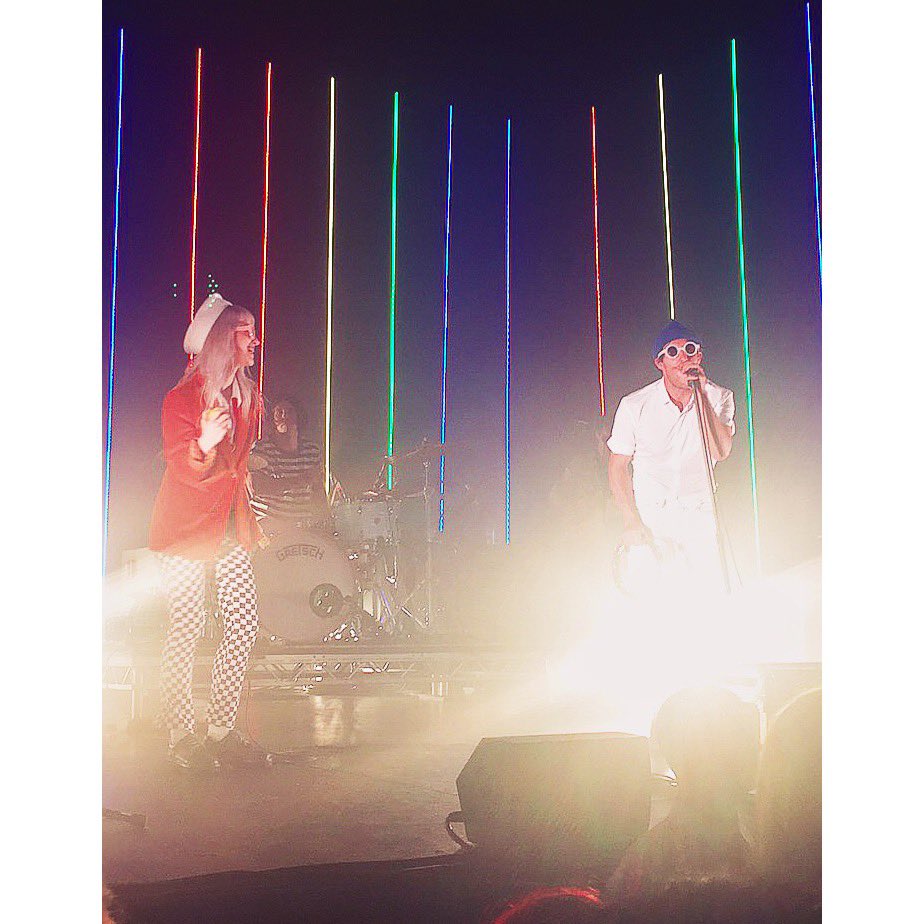 Shell_ox's tweet photo. been a @paramore fan for 13 years & AL shows have been my favourite so far.out of the five magical AL shows i was at the first show of tour #1 in Dublin & tour #1 show in Copenhagen have a special place in my heart♥️
@paramore @yelyahwilliams #3YearsOfAfterLaughter https://t.co/2xew7OF7xF