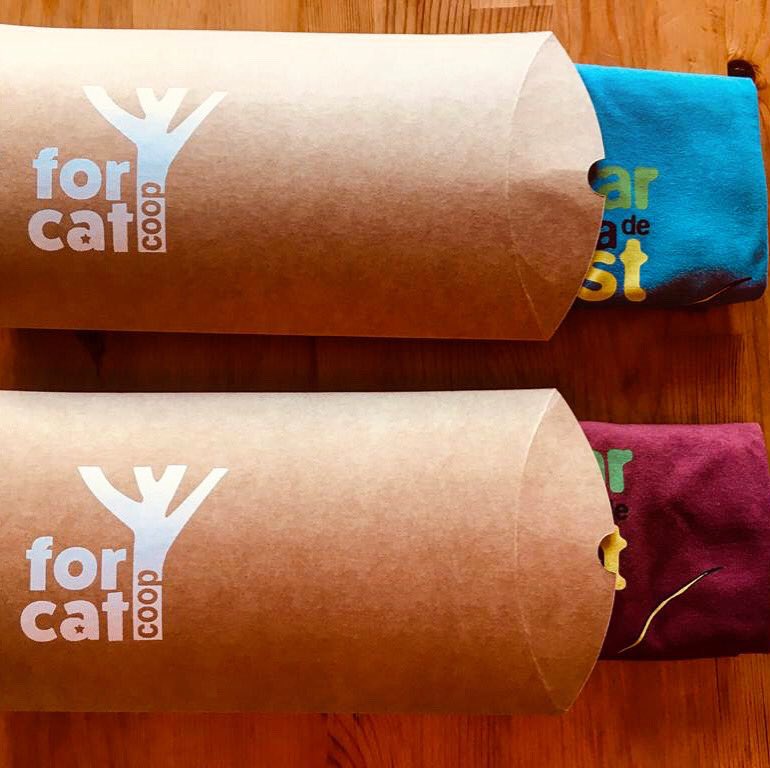 CoopForcat's tweet photo. Ahir vam buscar una estona per preparar les primeres comandes 👋🏼👋🏼
Esperem que les gaudiu força! 
#artesania #fetamà #frasesfetescatalà #forcatcoop #samarretesforcat #alentorn https://t.co/MmbBT9WJWd