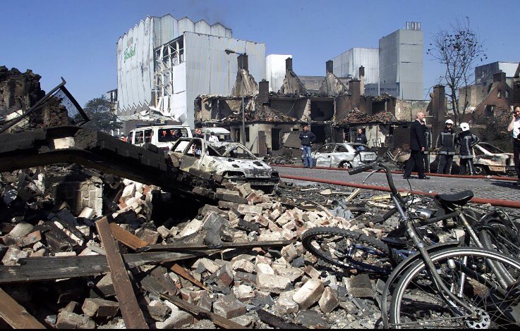RoyalGrolsch's tweet photo. 13 mei 2000. Een mooie lentedag die inktzwart eindigde. Vandaag gedenken wij samen met heel Enschede de 23 dodelijke slachtoffers en ruim duizend gewonden. De vlaggen hangen halfstok op de brouwerij en om 15.30u zijn we een minuut stil om ons respect te getuigen. #samen https://t.co/F11ThdJgbV