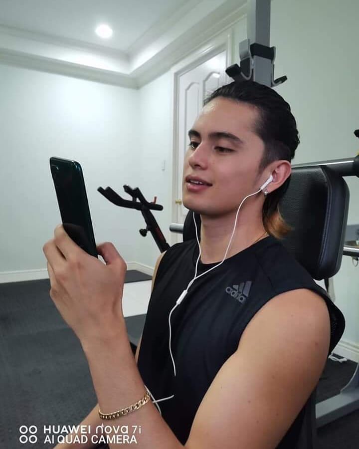 hangjingxiao18's tweet photo. Make no excuses and just strive to be better. Supercharge your productivity with #HUAWEInova7i.
Not only does nova 7i has a long-lasting 4200mAh battery. A 30min charge provides one day usage. #novaStar #AppGallery
#JamesReid #MultiMediaPrince
©James FB https://t.co/mFThER5Phf