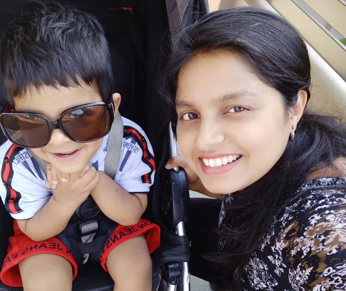 Hi, my name is Divya and for this year’s  @pintofscienceAU, I am going to share some of my work on myopia or shortsightedness. I am an Optometrist curious about myopia in children  #ThisIsMyScience  #Scicomm Pictured below with my thesis writing partner 1/5