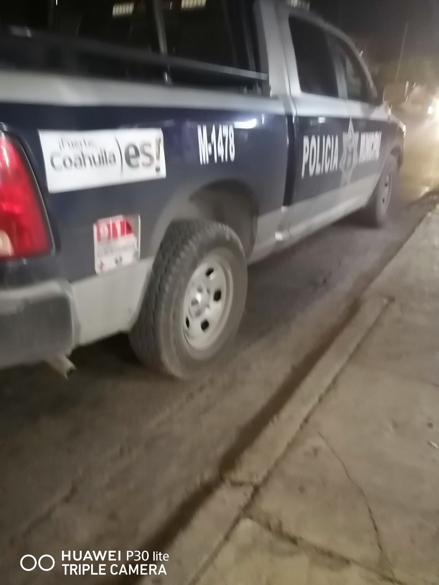 AlejandroFlor35's tweet photo. @manolojim @mrikelme @CICsal @policiasaltillo y siguen en Abarrotes Jadan sin respetar las medidas es más hoy los oficiales de esta unidad dentro de la tienda comprando papitas y refresco y pasando por alto el hacer el llamado a la ciudadanía. O fueron por su moche tal vez.... https://t.co/bZVrJpuoFg