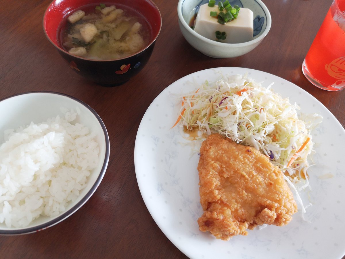 esssssan's tweet photo. スーパーのお惣菜で若鶏の醤油揚げがあったんだけど、学食でしか見たことないなあと懐かしくなって、今日のお昼は学食風。 https://t.co/pBdaox310O