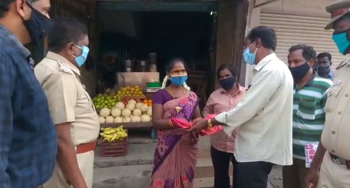hmganesh_2005's tweet photo. @Senthilvel79 கடைக்காரர்களிடம் நேரில் சென்று வருத்தம் தெரிவித்ததுடன், தன்னால் பாதிக்கப்பட்டவர்களுக்கு நஷ்ட ஈடு வழங்கிய வாணியம்பாடி நகராட்சி ஆணையர் சிசில் தாமஸ் #CECILTHOMAS #VaniyambadiMunicipality https://t.co/ufL2F8pODM