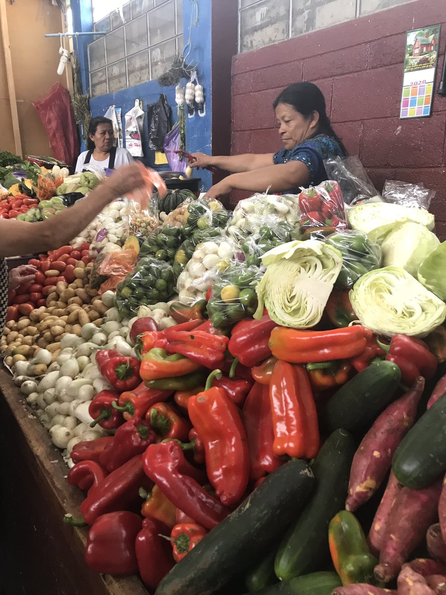 anyways I’m bored so here’s an unsolicited thread of food I had in Guatemala this January Let’s start off with a picture of a fresh market in my grandmas nbhood