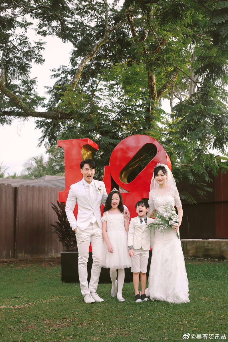 dramapotatoe's tweet photo. #WuZun and wife #LinLiying pose in wedding pics for variety show #BeforeWedding with their two kids Neinei and Max
More - https://t.co/q0OZ7XBqBq
#婚前21天 #wuchun https://t.co/sO9CtChWgL
