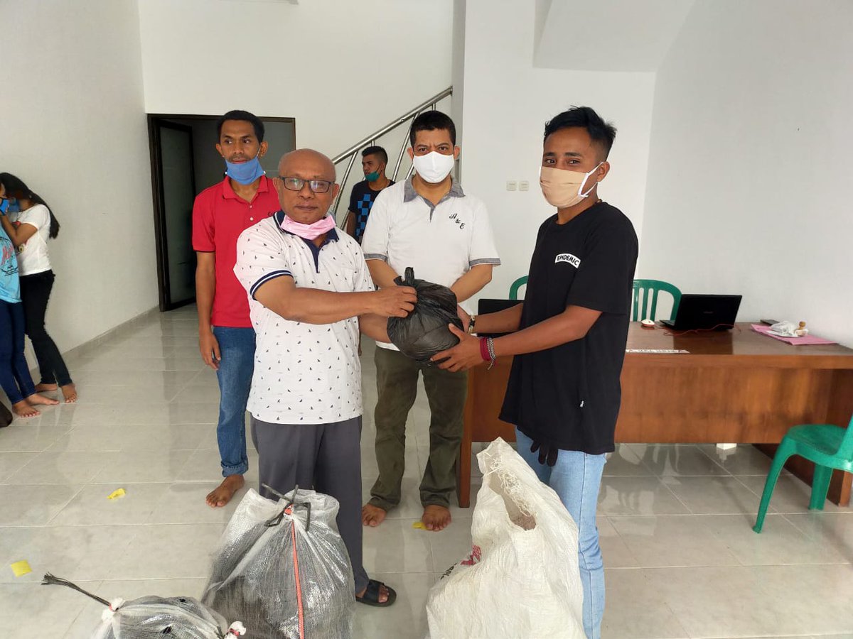 visitalor's tweet photo. Pemberian bantuan sembako yang dilaksanakan oleh Ikatan Flobamora Raya kepada mahasiswa Flobamora yang ada di Malang Raya, Semoga dapat bermanfaat bagi adik2 Mahasiswa, Terimakasih kepada donatur yang sudah membantu, doa terbaik untuk kita semua #salingjaga https://t.co/1k3PDt97b7