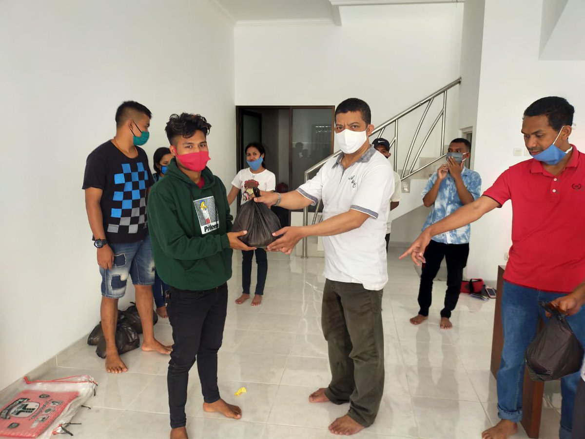 visitalor's tweet photo. Pemberian bantuan sembako yang dilaksanakan oleh Ikatan Flobamora Raya kepada mahasiswa Flobamora yang ada di Malang Raya, Semoga dapat bermanfaat bagi adik2 Mahasiswa, Terimakasih kepada donatur yang sudah membantu, doa terbaik untuk kita semua #salingjaga https://t.co/1k3PDt97b7