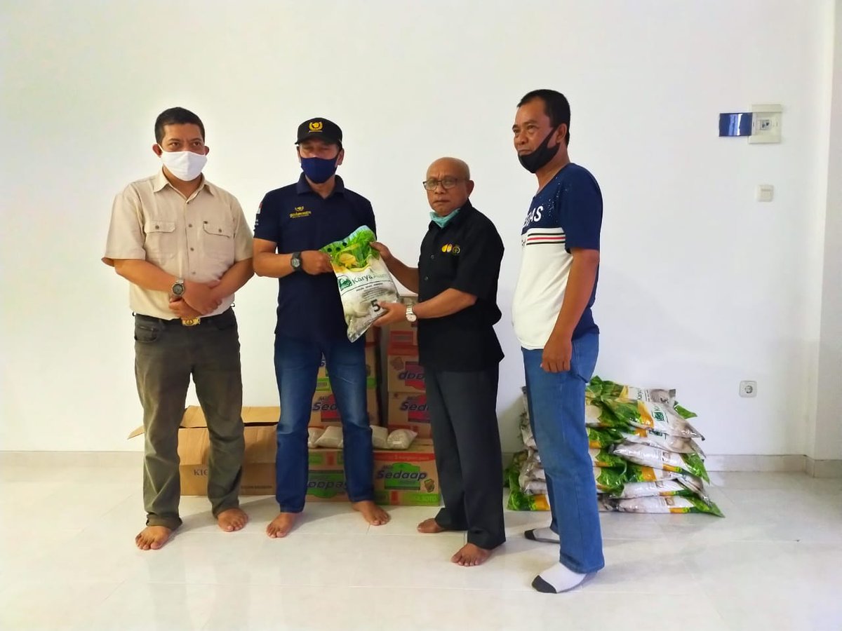 visitalor's tweet photo. Pemberian bantuan sembako yang dilaksanakan oleh Ikatan Flobamora Raya kepada mahasiswa Flobamora yang ada di Malang Raya, Semoga dapat bermanfaat bagi adik2 Mahasiswa, Terimakasih kepada donatur yang sudah membantu, doa terbaik untuk kita semua #salingjaga https://t.co/1k3PDt97b7