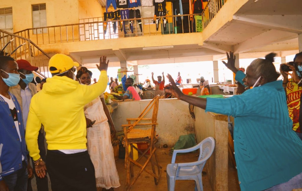AbabuNamwamba's tweet photo. Distributed 2000 masks to bodaboda operators and traders at Port Victoria Market. Took time to highlight dangers of #COVID19 and the critical importance of observing safety protocols. The raging floods that have devastated Budalangi displacing over 40,000 worsens the risk here.🇰🇪 https://t.co/ZQw1fg4IqD