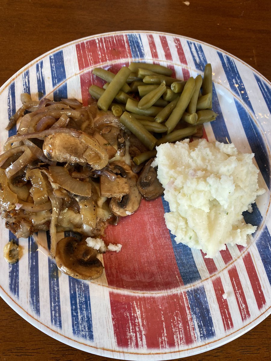 ChaoticOctopus's tweet photo. Homemade Roadkill! @FoodiePeakers #MPC2020 @HMSPeakers #CBCookClub #CaitsKitchenImprov #CookingWithChaoticOctopus
Pretend the canned green beans are fresh; hubby actually prefers them. 🤢 https://t.co/ZP5HH4GzGz