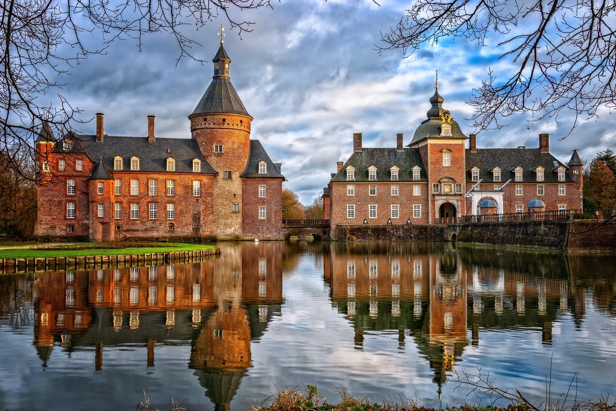 lookforplace's tweet photo. #Moated #Castle  #Travel https://t.co/1SZ01gHbVD