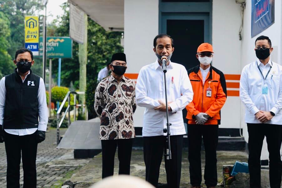KemensosRI's tweet photo. #InfoSosial
Hari ini Presiden @jokowi meninjau penyerahan Bantuan Sosial Tunai (BST) kepada sejumlah Keluarga Penerima Manfaat (KPM) yang digelar di Kantor Pos Jalan Ir. H. Juanda, Kota Bogor, Rabu (13/05). 

#BersatuLawanCovid19  #BansosLawanCovid19
Foto: BPMI https://t.co/6YwY7hvh2p