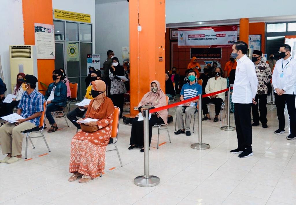KemensosRI's tweet photo. #InfoSosial
Hari ini Presiden @jokowi meninjau penyerahan Bantuan Sosial Tunai (BST) kepada sejumlah Keluarga Penerima Manfaat (KPM) yang digelar di Kantor Pos Jalan Ir. H. Juanda, Kota Bogor, Rabu (13/05). 

#BersatuLawanCovid19  #BansosLawanCovid19
Foto: BPMI https://t.co/6YwY7hvh2p