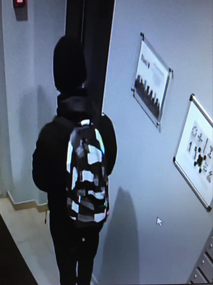 breakinglv's tweet image. 🇱🇻 Jauns cilvēks maskā no dzīvojamās mājas Lilijas ielā #Iļģuciems #Rīga #Latvija kopējās lietošanas telpas nozaga vairākus velosipēdus un citas mantas.
📸 Viktors Timanovičs