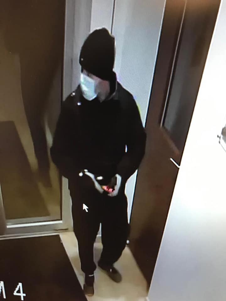 breakinglv's tweet image. 🇱🇻 Jauns cilvēks maskā no dzīvojamās mājas Lilijas ielā #Iļģuciems #Rīga #Latvija kopējās lietošanas telpas nozaga vairākus velosipēdus un citas mantas.
📸 Viktors Timanovičs