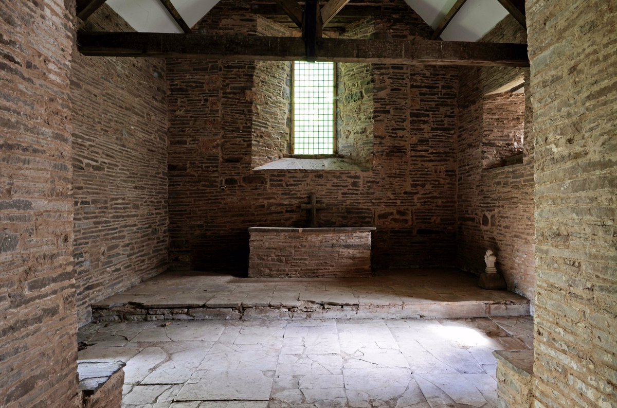 At the side of an unclassified road deep in the Golden Valley is a building that for all the world looks like an old barn.In actual fact, it’s a 12th century chapel.Built by Urri de la Hay, it’s the earliest purpose-built chapel to a castle in Herefordshire. #thread