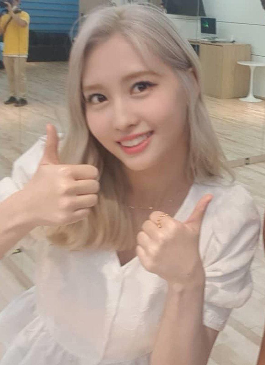 misayeon's tweet photo. Momo's selca with actor Lee Jung Yong
This was taken at JYP and seems like they were filming something ๐
https://t.co/DdB3pXrqQM
#TWICE #ํธ์์ด์ค @JYPETWICE https://t.co/USGs143VGo