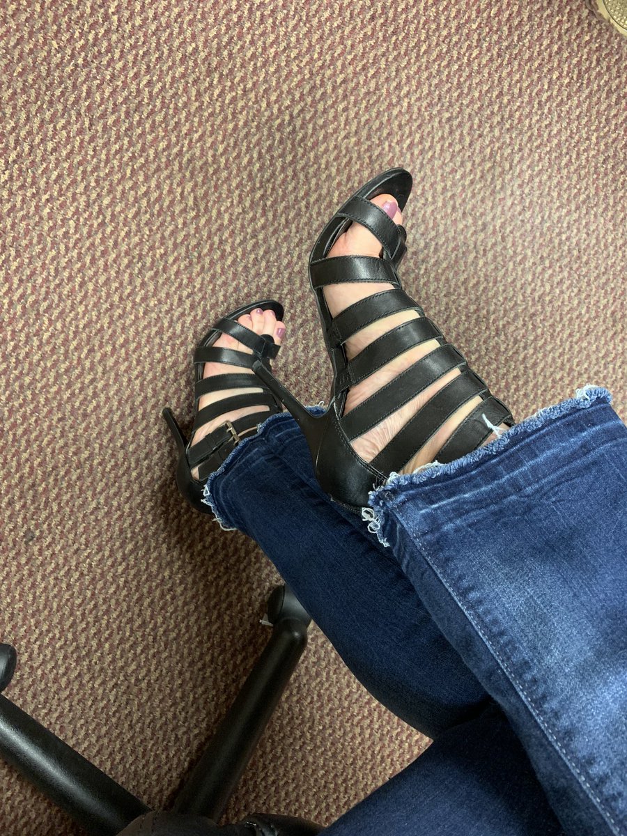 BronxGal62's tweet photo. My guy gave the thumbs up on heels and jeans ππ»#jeans #theystillfit #HeelLover #PositiveVibes #Smile https://t.co/BHi84JIWxg