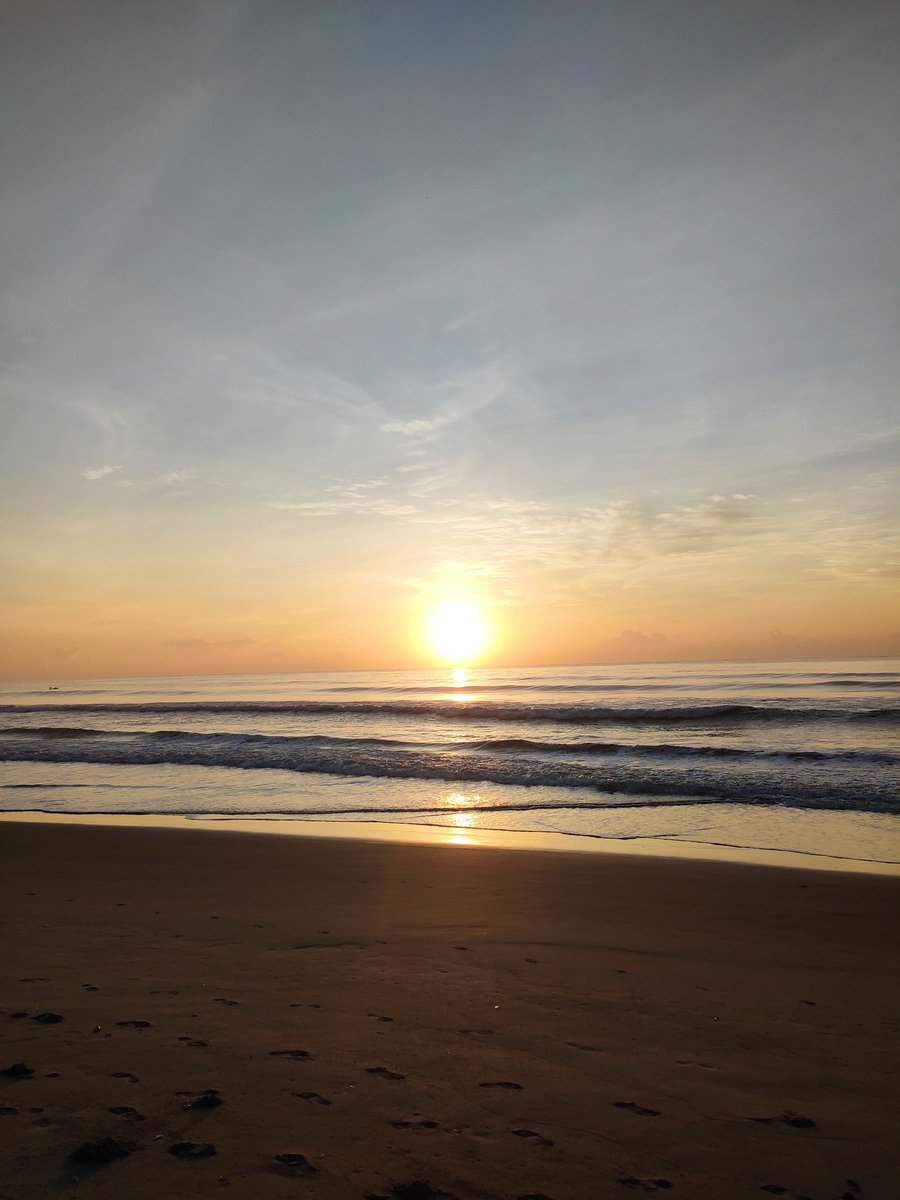 jogakhichudi's tweet photo. เคธเฅเคชเฅเคฐเคญเคพเคค เคฎเคฟเคคเฅเคฐเฅเค
It was a lovely sunrise indeed!
But it's still #JogaInLockdown ๐ https://t.co/K4vAATwckl