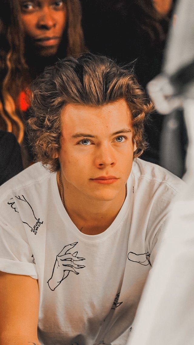 mybravelouist's tweet photo. - N° 309 - ¡au larry!

Harry não suporta seu colega de quarto bagunceiro e barulhento e dá graças que com sua rotina corrida, não precisa conviver muito com ele. Quando um vírus causa um fechamento geral, eles são obrigados a cumprir a quarentena no dormitório. Juntos. https://t.co/N30wnQWsyS