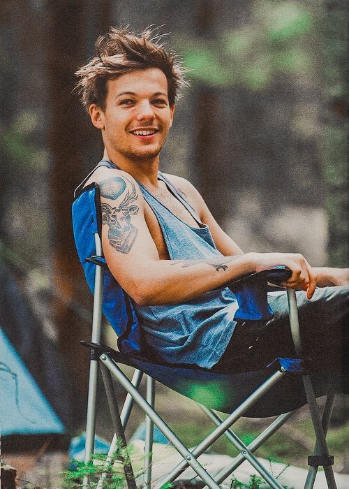mybravelouist's tweet photo. - N° 309 - ¡au larry!

Harry não suporta seu colega de quarto bagunceiro e barulhento e dá graças que com sua rotina corrida, não precisa conviver muito com ele. Quando um vírus causa um fechamento geral, eles são obrigados a cumprir a quarentena no dormitório. Juntos. https://t.co/N30wnQWsyS