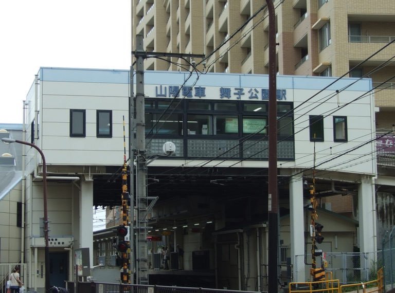 vivanewtown's tweet photo. おはようございます☀😃
今日は垂水版過去記事から【山陽舞子公園駅 ＆ 淡路島散歩】をご紹介‼️

淡路島への玄関口の１つになっている山陽電車「舞子公園駅」。
ここから高速バスで淡路島最北「兵庫県立淡路島公園」まで、なんと10分ほどなんですよーー
https://t.co/xq6qU9Njlx

#山陽電車 #舞子駅 https://t.co/jpx8rHLG7F