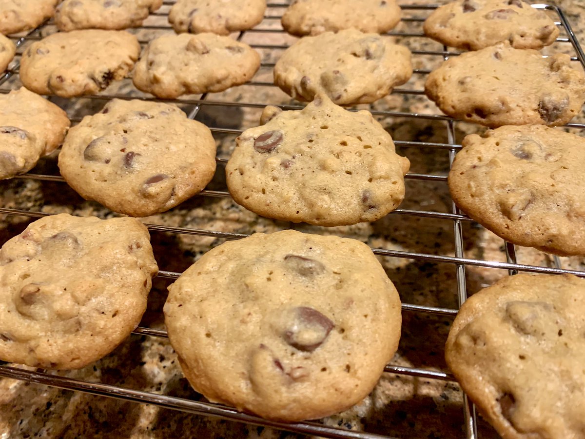 pineapple7__'s tweet photo. Fellow Quarantine Bakers: who wants a freshly baked @DoubleTree cookie? The cookies are delicious and the recipe is a definitely a keeper! Thanks to DoubleTree for sharing your epic recipe 🍪❤️
#doubletreecookies #foodiechats #foodtravelchat #quarantinebaking #pineapple7 https://t.co/lss637NCvf