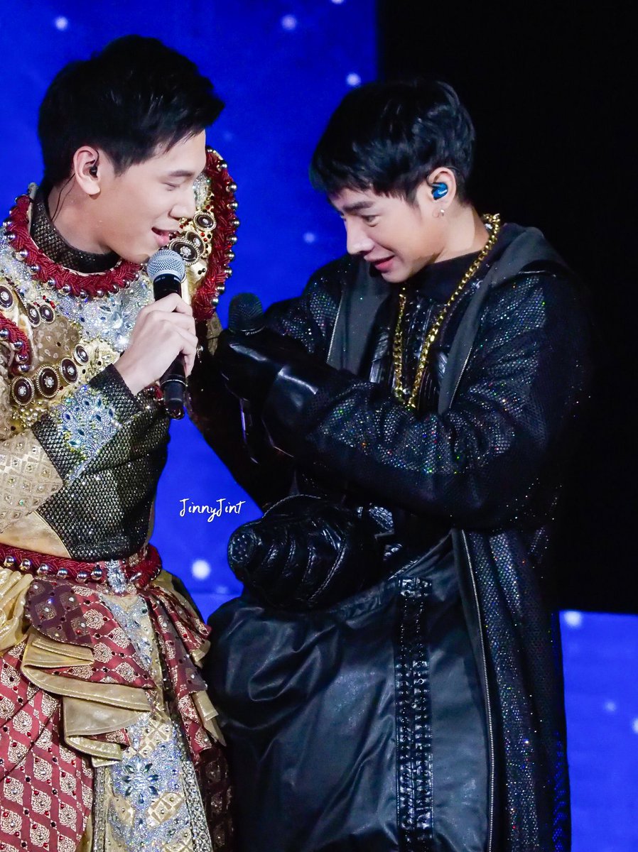 sef_tms's tweet photo. ผ่านไปกี่ปี มม.นี้ก็กลับมาเขินได้เสมอ
โมเม้นฟ้าประทานของแท้ อยู่ๆชุดก็ติดกัน ยิ่งกว่าพระนางในนิยายแจ่มใส  #น้ําส้มผสมเก๊กฮวย https://t.co/msIDBRX53S