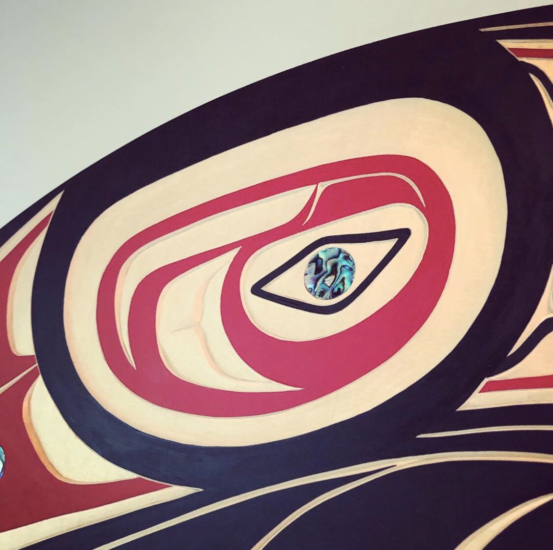 markloriaart's tweet photo. Indigenous Art of the Day - Eagle in Balance, 2020 by Trevor Husband (Gitxsan/Cree). A meticulously executed 36" carved and painted cedar panel with abalone inlays. Now available. Story in image four. #gitxsanart #creeart #northwestcoastart #contemporaryindigenousart #canadianart https://t.co/W1g5IoA6Kp