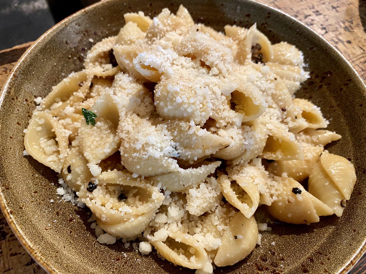 DeedeeKIRO7's tweet photo. Almost forgot what restaurant food looks like! 🤤 WA Gov. Jay Inslee rolled out new rules for Phase 2 of reopening and dining in, including: 

- 6ft distancing 
- max 50% capacity
- customer contact log 
- one use menus

Phase 2 could start on June 1 if there’s no uptick. (1/3) https://t.co/WBm3l5oxh4