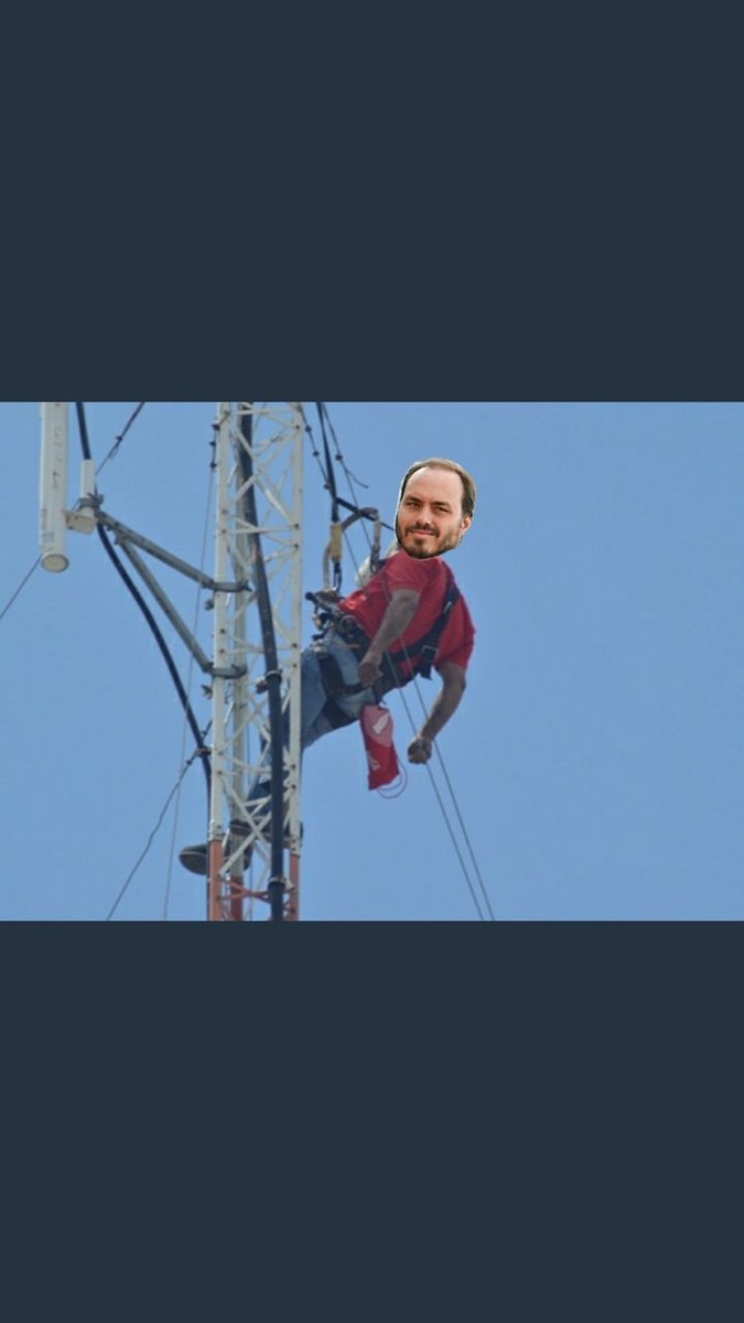 JooFelipeBarro3's tweet photo. Enquanto isso na frente da rede Globo... https://t.co/OfBIJTO2rn